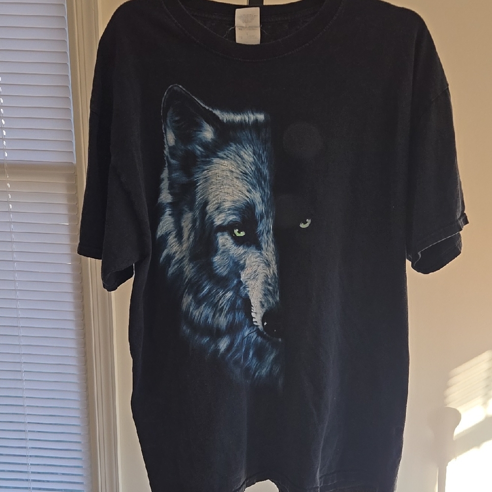 Mens Black T-Shirt with Wolf Graphic Size: Large?!